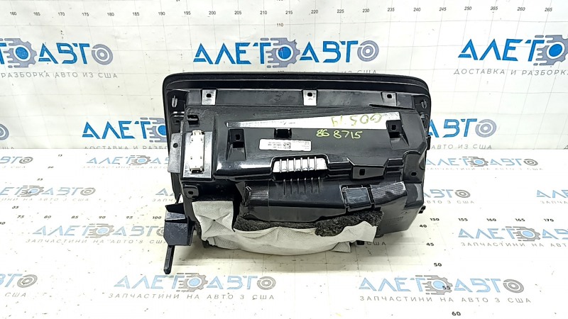 Задняя часть перчаточного ящика BMW X5 G05 2019-2026 с надломанным креплением.