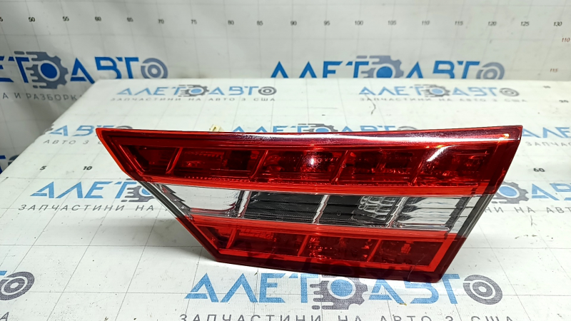 Правый фонарь внутренний крышки багажника для Toyota Avalon 2013-2015, вид спереди.