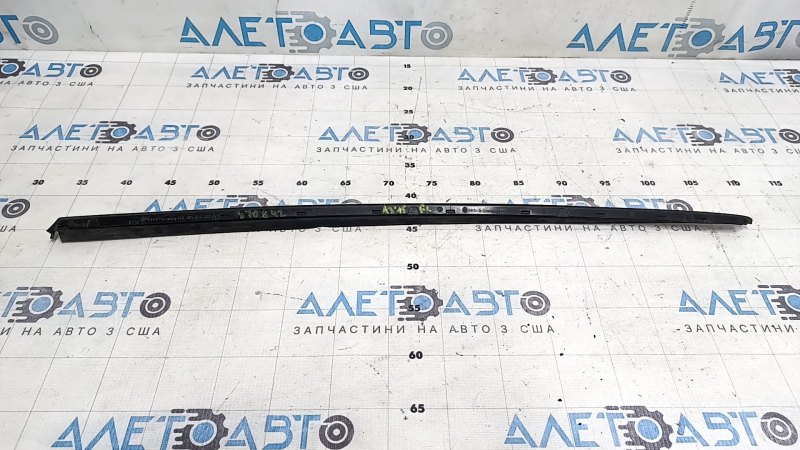Молдинг лобового стекла левый Audi A3 8V 15-20 4d, 5d, надломано крепление, трещина