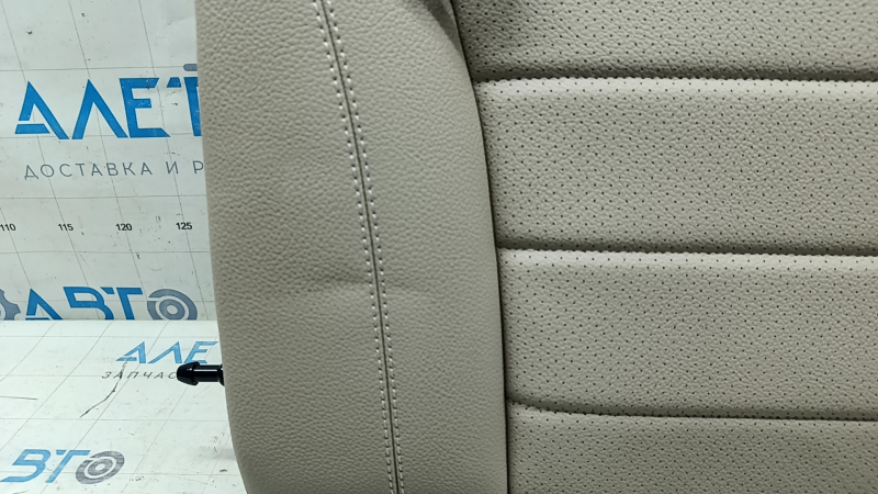 Деталь сидения для Mercedes GLC, крупный план с потертостями.