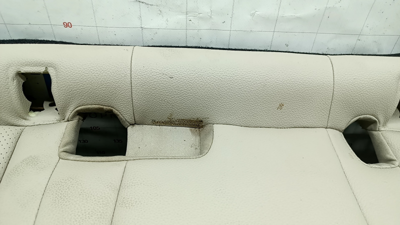 Деталь со следами эксплуатации на подушке заднего сидения Mercedes GLC, видно состояние материала