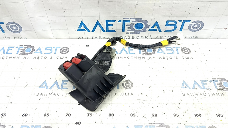 Ремень безопасности для Toyota Camry 2018-2024, видно зажимы и провод