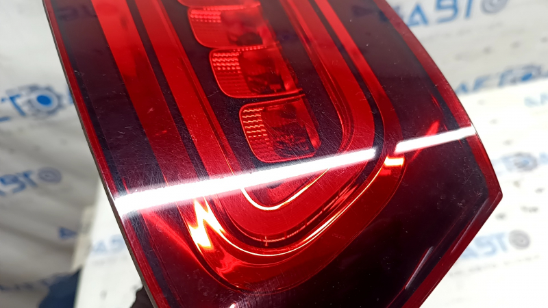 Фонарь внутренний дверь багажника левый Mercedes GLC 20-22 LED, царапины