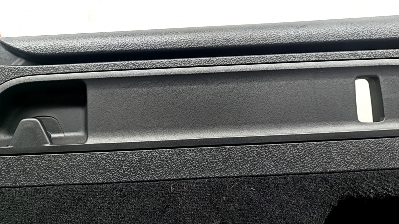 Крупный план детали обшивки арки правая Mercedes GLC, область с функциональным отверстием и текстурой материала