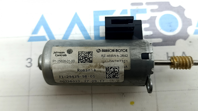 Пристальный взгляд на маркировку и состояние мотора для сиденья Toyota Camry 18-20, оригинал