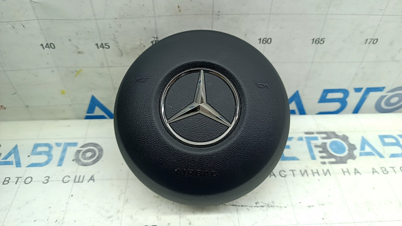 Подушка безопасности для Mercedes GLC (2016-2022) черного цвета с оригинальной маркировкой на поверхности.