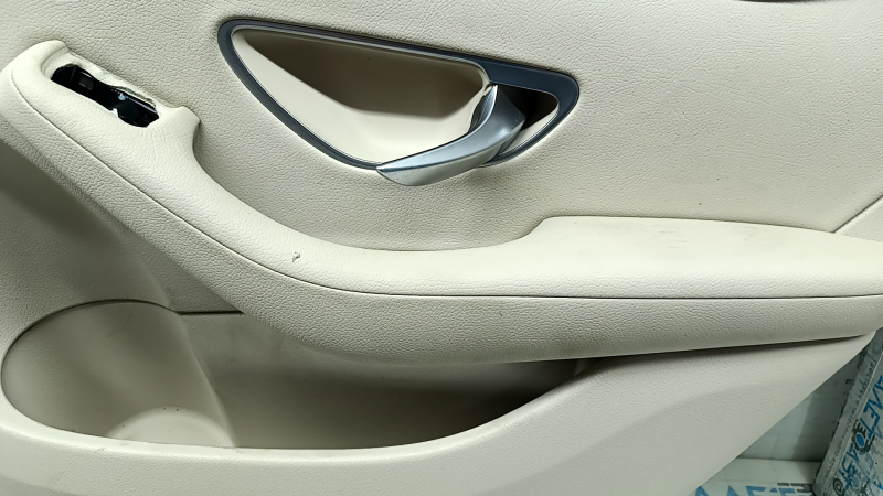 Подлокотник обшивки задней двери Mercedes GLC, вид сбоку, следы эксплуатации.