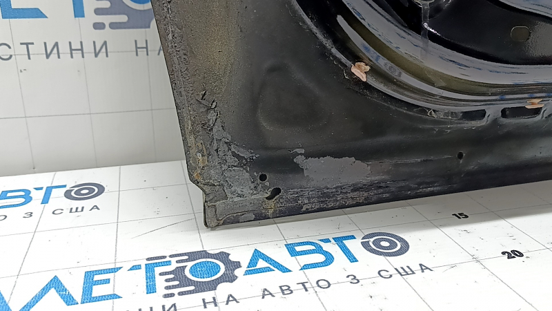 Вид снизу на заднюю правую дверь Toyota Camry, повреждения на краях требуют внимания.