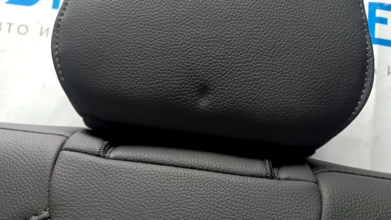 Вмятина на подголовнике спинки сиденья Acura MDX 2014-2020.