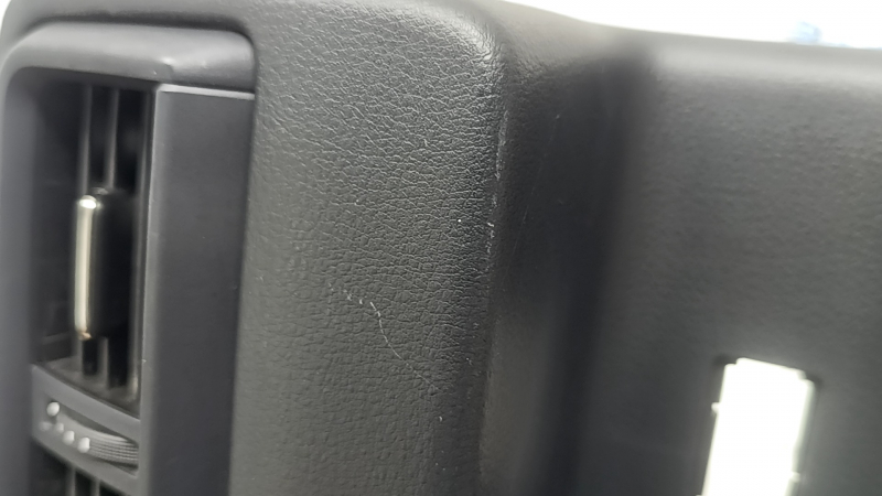 Накладка центральной консоли задняя Mazda CX-50 23-26 черная с дефлектором, без порта зарядки, царапины