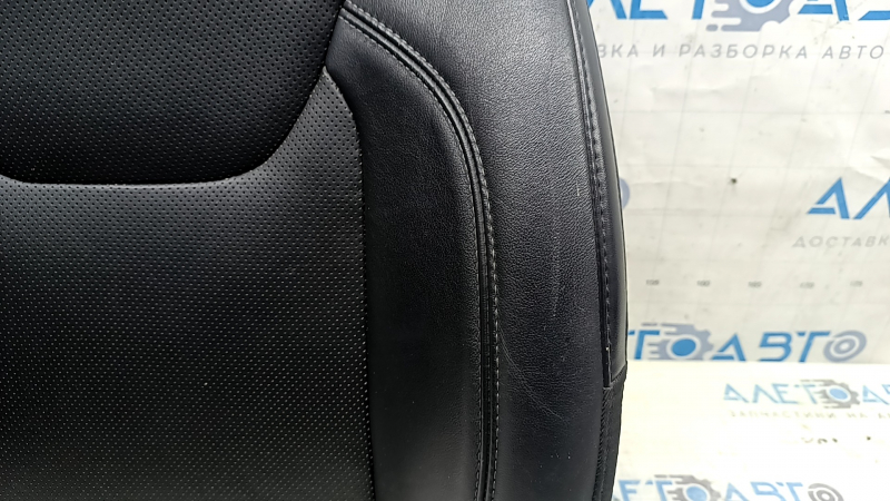 Обшивка спинки пассажирского сидения Jeep Cherokee KL 19-22 кожа черная, перфорация, подогрев, примята кожа, царапины