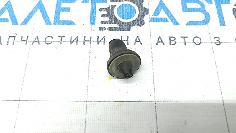 Отбойник двери багажника правый нижний Mazda CX-50 23-26