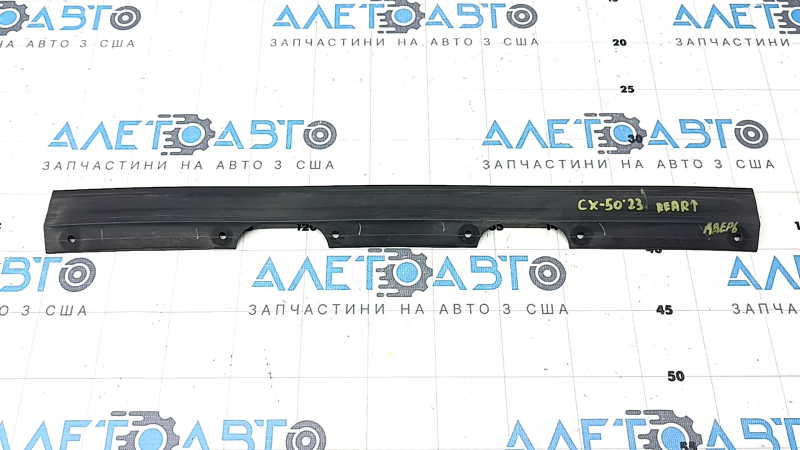 Уплотнитель двери багажника верхний Mazda CX-50 23-26