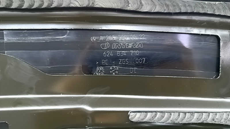 Маркировка INTEVA на панели крыши люка Mercedes GLC, оригинальная деталь.