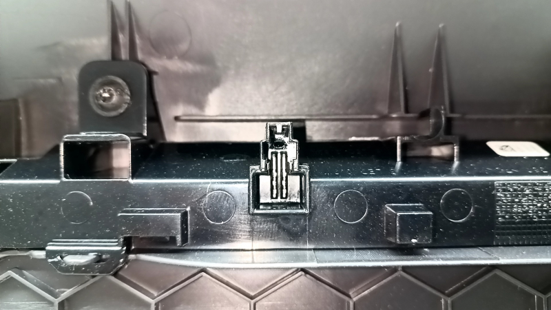 Полка задняя VW Passat b8 16-19 USA черная, со стоп сигналом, царапина