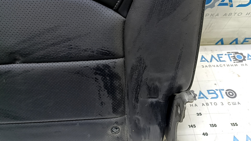 Крупный план боковой части сидения Infiniti QX50 QX55, видна потертость и состояние обивки.