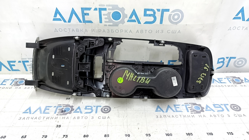 Обратная сторона накладки на центральную консоль Chevrolet Malibu 16-25, маркировка 875393 видна.
