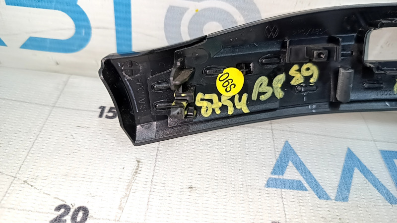 Накладка передней панели левая VW Passat b8 16-19 USA графит, серая, царапины, сломаны крепления