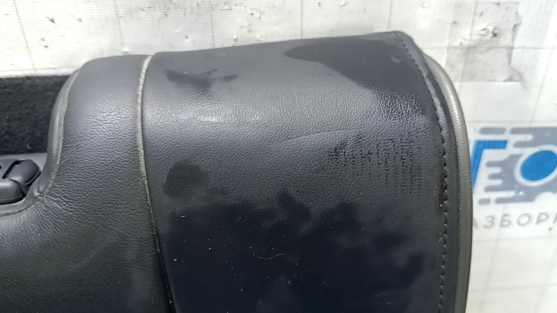 Повреждения на верхней части спинки заднего ряда сидений Infiniti.