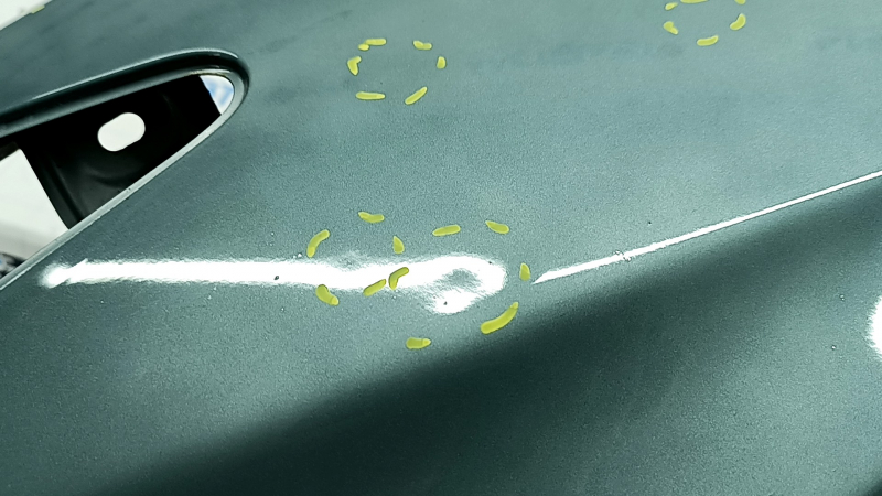 Деталь переднего крыла Toyota Prius 30 2010–2015, с вмятинами и небольшими повреждениями.