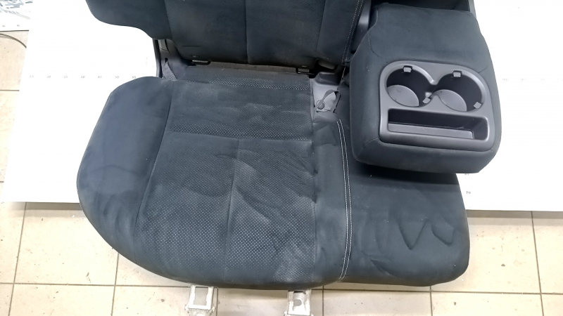 Крупный план сидения Nissan Murano, вид на обивку, проявляет следы износа.
