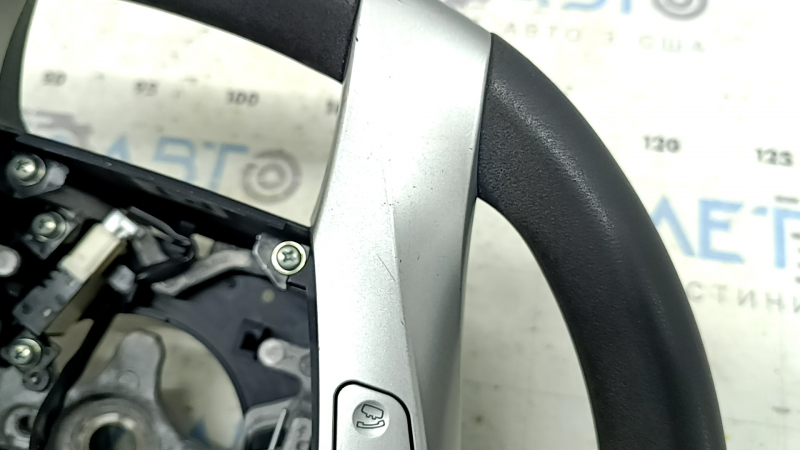 Ближний план повреждений на руле Prius, видна царапина