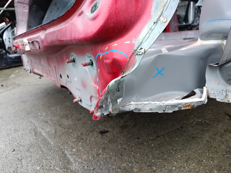 Задняя панель Mazda CX-50 23-26 на кузове, красная, примята