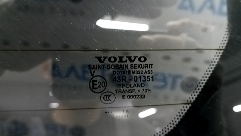 Стекло от Volvo с маркировкой, вид с близкого расстояния.