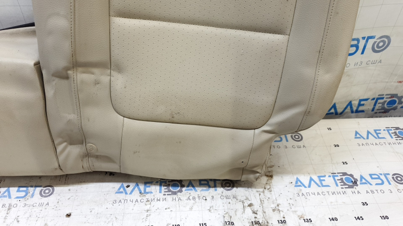 Задняя обшивка спинки, детали Volkswagen Tiguan 2009-2017, с различными следами использования.