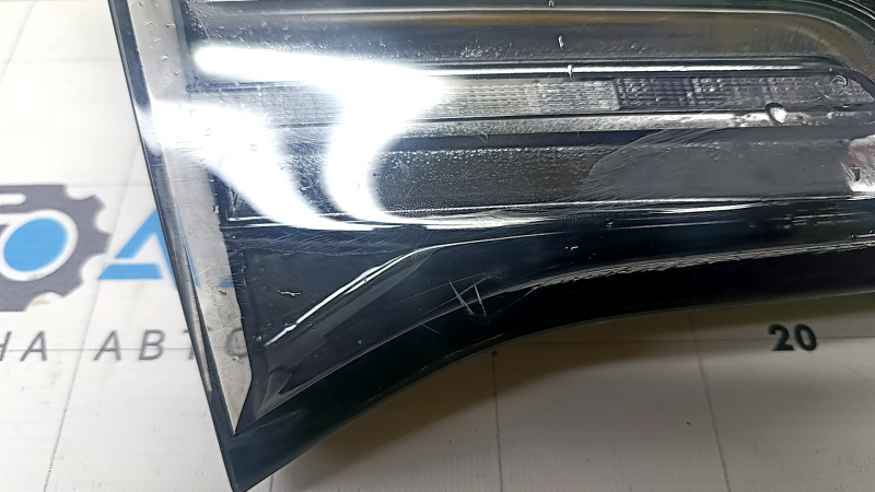 Фонарь внутренний крышки багажника левый Tesla Model 3 18-23 тип 2, трещины, царапины