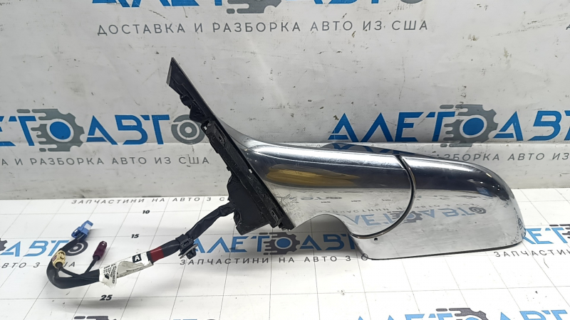 Крупный план левой боковой детали зеркала Tesla Model 3 с подогревом и автозатемнением