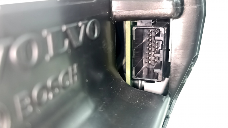 Боковой ракурс разъема на щитке приборов Volvo, показывающий чистоту иhet состояние соединений.