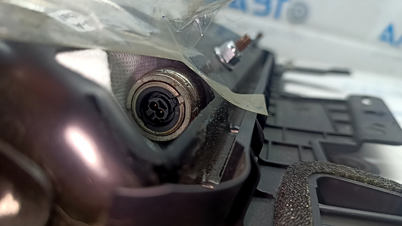 Задняя часть подушки безопасности коленной водителя Tesla Model 3, вид без повреждений проводки