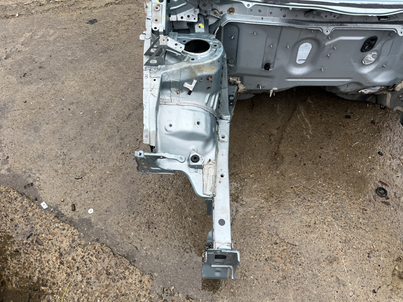 Передняя правая четверть кузова Toyota Prius 30, на фото виден характерный дефект.