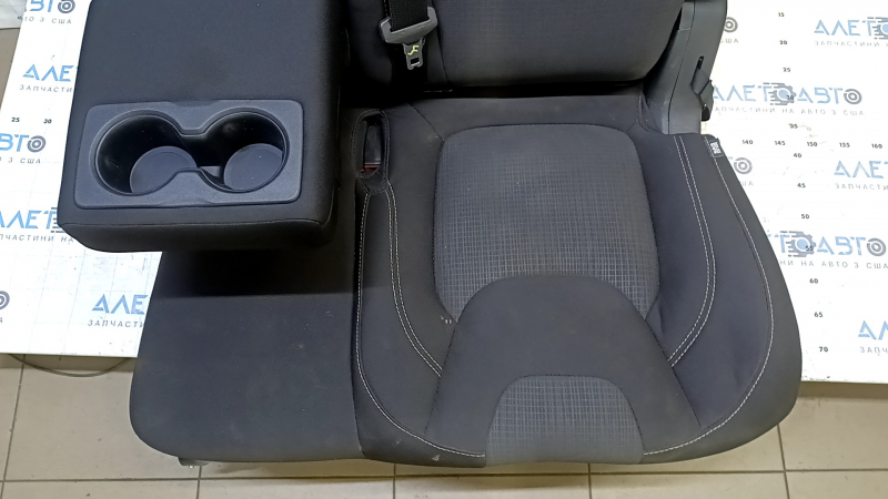Крупный план сиденья Jeep Cherokee, вид на подлокотник с двумя стаканами для напитков.