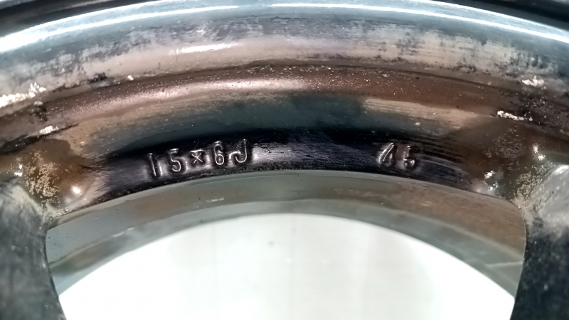 Крупный план маркировки колеса, показывающий размеры R15 x 6J ET45.