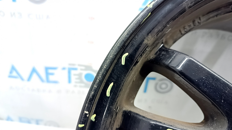 Бордюрка на краю диска Toyota, фото под углом.