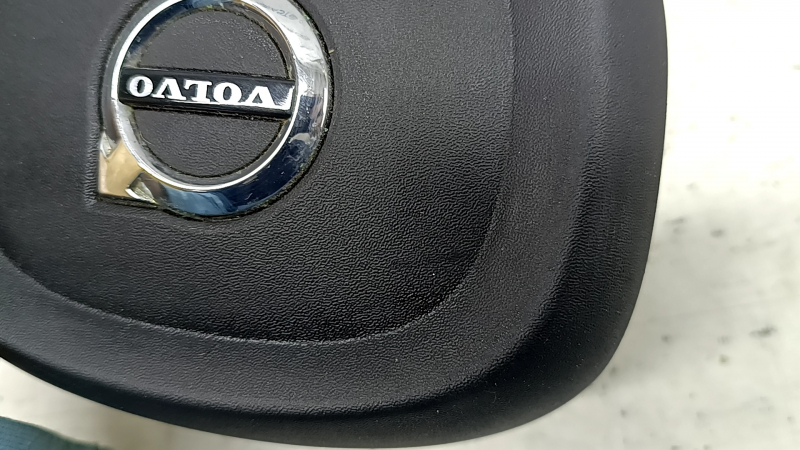 Детали подушки безопасности с логотипом Volvo, без серьезных дефектов