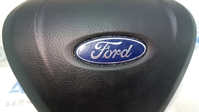 Детализированный вид логотипа Ford на подушке безопасности для Ford Edge 2015-2024.
