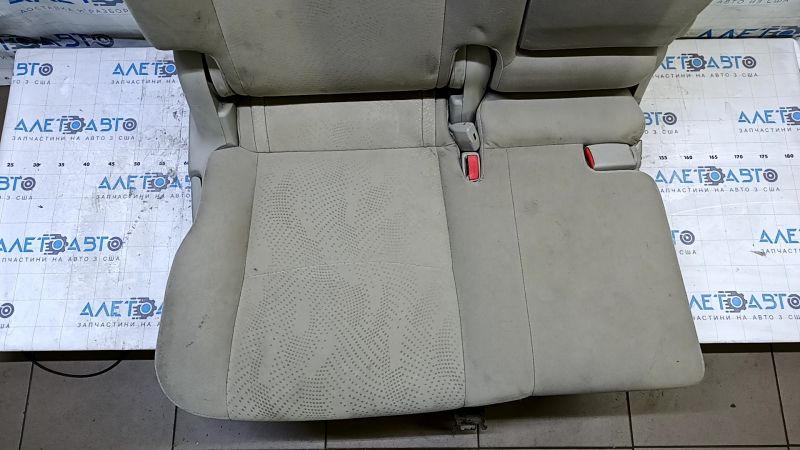 Общий вид бежевого сидения заднего ряда Toyota Prius V 2012-2017, заметные следы использования