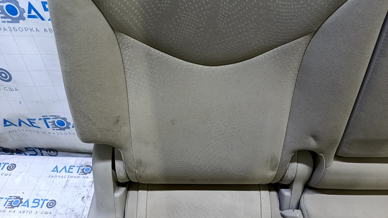 Крупный план заднего сидения Toyota Prius V 2012-2017, видно загрязнение на обивке и износ