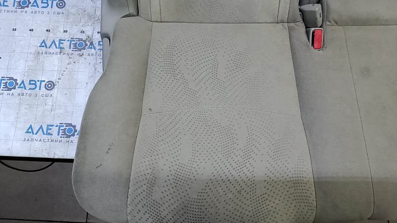 Детальный вид на потёртости сиденья заднего ряда Toyota Prius V 2012-2017, обивка требует ухода