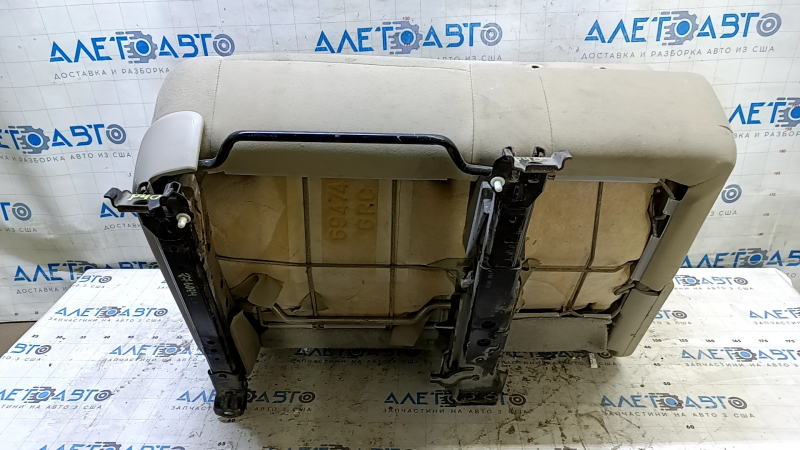 Задний ряд сидений 2 ряд правое Toyota Prius V 12-14 велюр беж, с подлокотником, под чистку
