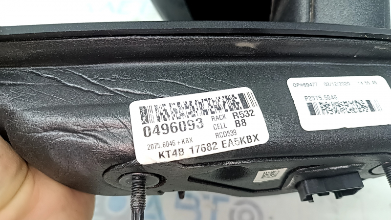 Заметны этикетки и оригинальный номер на задней части зеркала Ford
