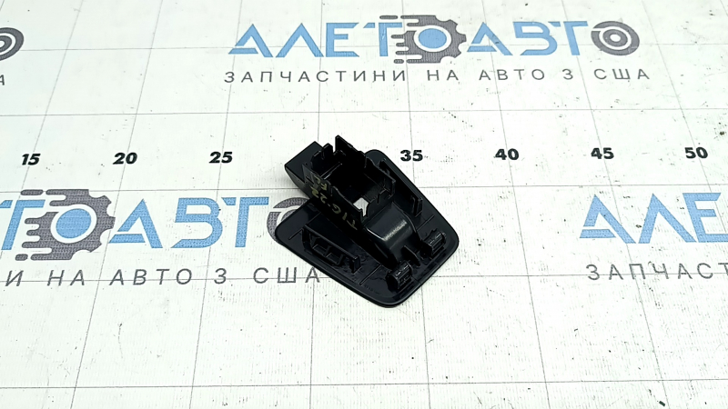 Накладка кнопки открытия двери багажника VW Tiguan 18-24 салонная