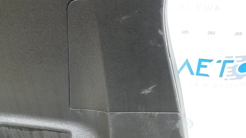 Детальный ракурс обшивки двери с царапинами, цвета черный для VW Tiguan.