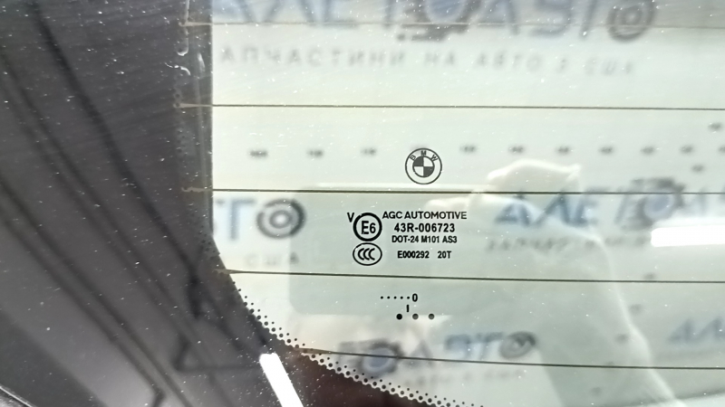 Маркировка стекла на двери багажника BMW X1, оригинальная деталь.