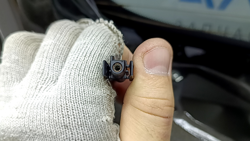 Крупный план перегородки двери багажника BMW, подсветка.