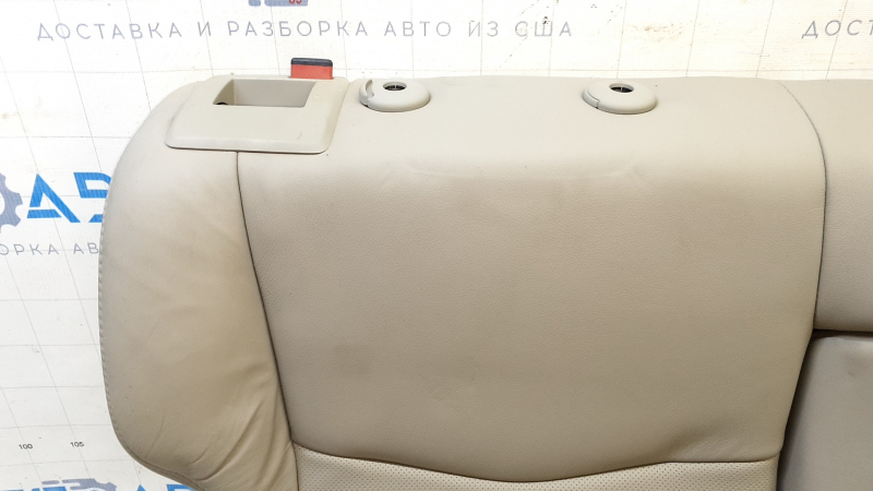 Деталь сидения, фокус на верхней части, видны подстаканники и потёртости.