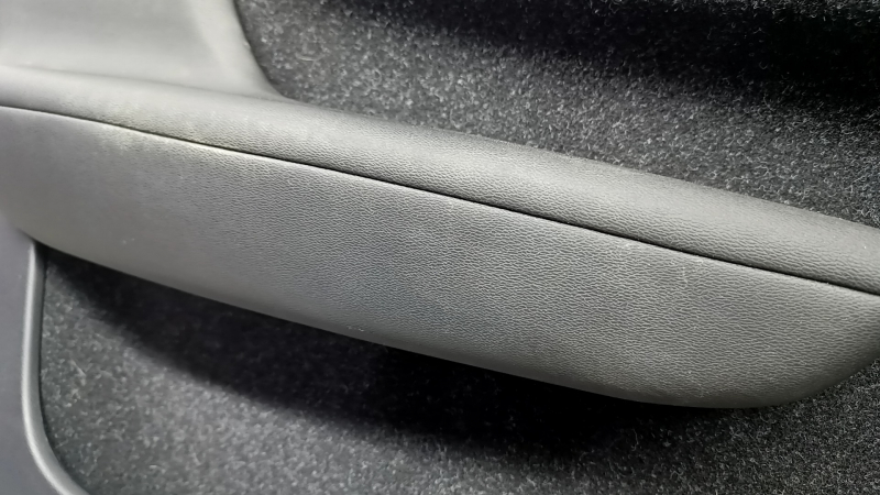 Обшивка дверей картка передня ліва Volvo XC40 19-26 чорна, під пам'ять, підлокітник шкіра чорна, з накладкою сіра, з рукою, вм'ятина, подряпини, під чищення
